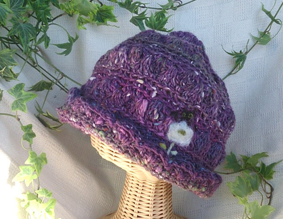 冬糸フェルト模様ニット帽子　花と黒猫　紫 1枚目の画像
