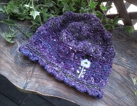 冬糸フェルト模様ニット帽子　花と黒猫　紫 2枚目の画像