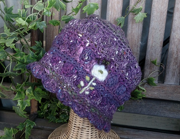 冬糸フェルト模様ニット帽子　花と黒猫　紫 3枚目の画像