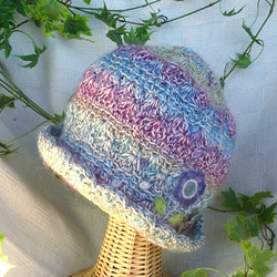 冬糸フェルト模様ニット帽子　花と茶猫　桃水色 1枚目の画像