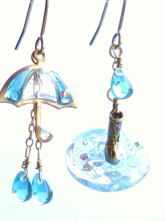 Puddle Splashing! Earrings 水たまりと傘と長靴と。なピアス 4枚目の画像