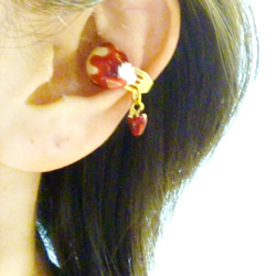 フォークでさしたｺｯﾄﾝﾊﾟｰﾙｹｰｷイヤカフStrawberry Ear cuff 1枚目の画像