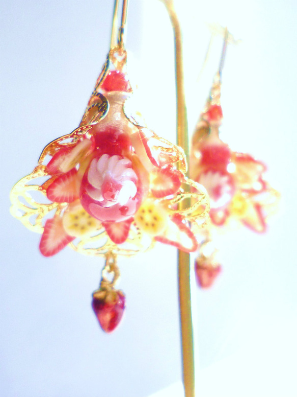 ichigo縐棉珍珠耳環草莓縐垂鐺耳環 第1張的照片