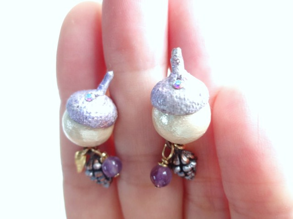 どんぐりが踊り松ぼっくりが唄う。落ち葉に佇む秋どんぐりピアスAcorn Stud Pierced Earrings 5枚目の画像