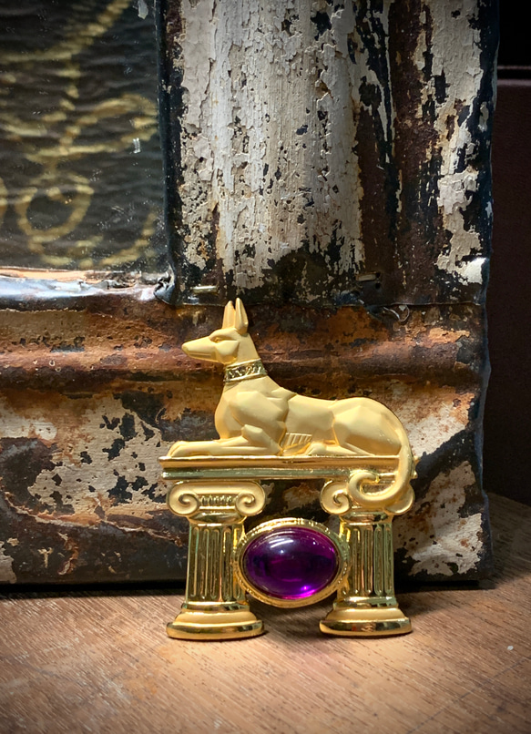 Jul’s尋愛綺夢-vintage*永恆的守護者*古埃及阿努比斯金色浮雕紫色球面寶石胸針 別針 第1張的照片