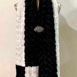 スカーフNo.15*無色*設計師手作保暖玫瑰絨黑白爵士風極簡撞色大珍珠圍巾 披肩 第6張的照片
