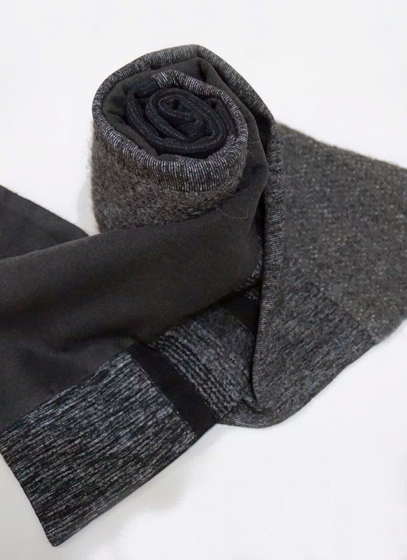 ㄤスカーフNo. 100 *甜蜜的回憶*設計師手作灰黑色拼接毛料超有型溫暖圍巾 披肩 冬天用很溫暖 第10張的照片