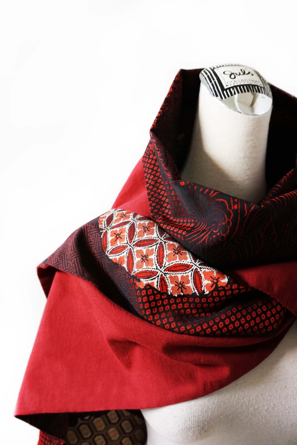 【所蔵】スカーフNo.238 *香* 日本の伝統的な西陣織 赤と黒の伝統的な風合い 四季の幾何学模様 綿継ぎスカーフ ショール 1枚目の画像