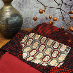 【所蔵】スカーフNo.238 *香* 日本の伝統的な西陣織 赤と黒の伝統的な風合い 四季の幾何学模様 綿継ぎスカーフ ショール 2枚目の画像