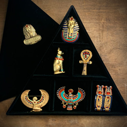 Jul’s尋愛綺夢-vintage*杜坦卡曼的珠寶*稀有完整埃及風金字塔絨布寶盒華麗奢華王家の紋章風格 別針 胸針 第1張的照片