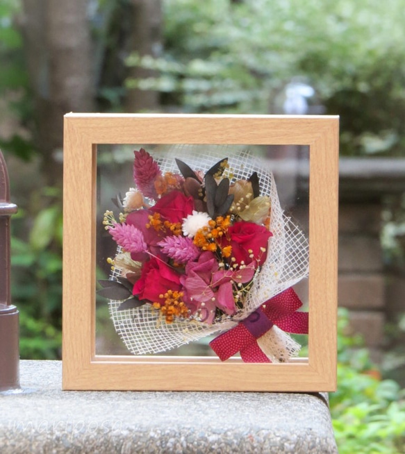 秋色の花束ブーケ  ～ ガラスの中のスワッグブーケ・透明感のあるナチュラルフレームフラワーインテリア・メッセージカード付 1枚目の画像