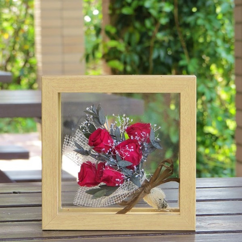 赤ローズブーケ花束・ナチュラルフレームの透明感フラワーインテリア