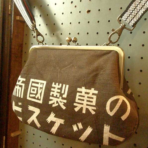 送料無料【前掛けリメイク】がま口バック (帝国製菓のビスケット