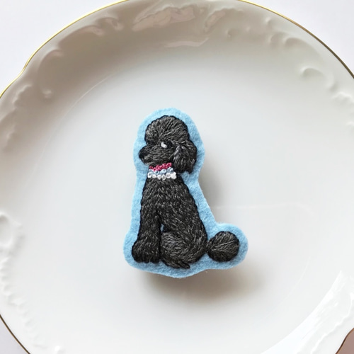 受注製作）おすわりトイプードルの刺繍ブローチ ブローチ みずな 通販