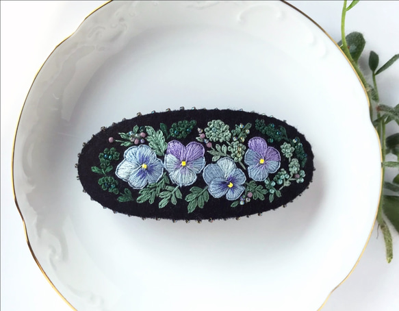 ビオラの刺繍バレッタ　No.115 2枚目の画像