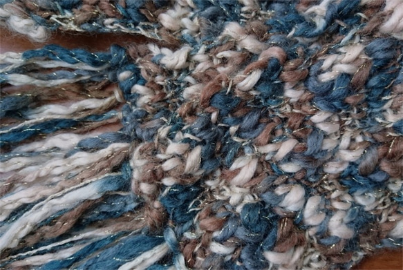 ラメ／スラブ糸で編んだキャップとマフラーのセット 4枚目の画像
