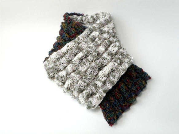 段染めの手編みマフラー 2枚目の画像