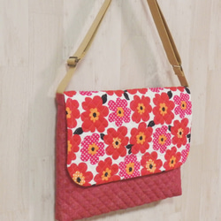 ショルダー型図書袋★赤い花★北欧風花柄×赤デニムキルト　ピンク　キルティングバッグ 3枚目の画像