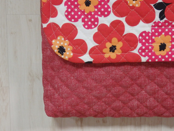 ショルダー型図書袋★赤い花★北欧風花柄×赤デニムキルト　ピンク　キルティングバッグ 5枚目の画像