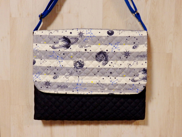 ショルダー型図書袋★惑星ボーダー柄×紺デニムキルト　男の子　宇宙星座図鑑　黒グレー　レッスンバッグ　入園入学 1枚目の画像