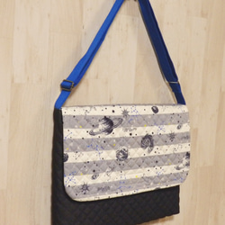 ショルダー型図書袋★惑星ボーダー柄×紺デニムキルト　男の子　宇宙星座図鑑　黒グレー　レッスンバッグ　入園入学 4枚目の画像