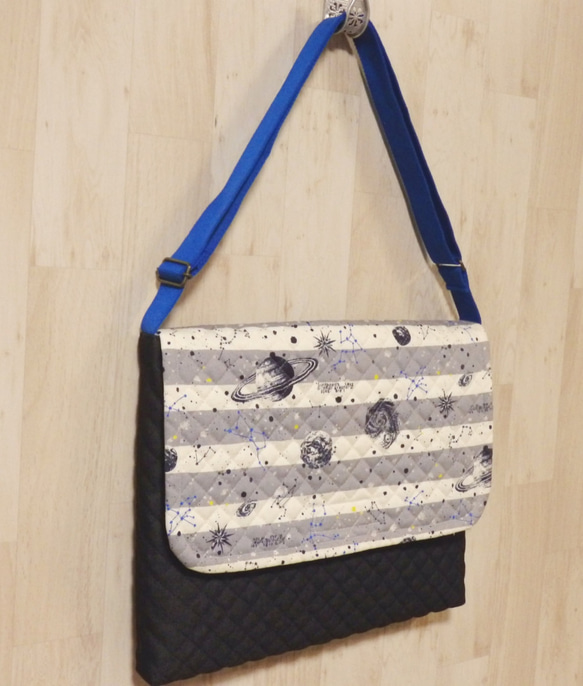 ショルダー型図書袋★惑星ボーダー柄×紺デニムキルト　男の子　宇宙星座図鑑　黒グレー　レッスンバッグ　入園入学 4枚目の画像