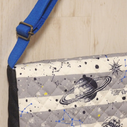 ショルダー型図書袋★惑星ボーダー柄×紺デニムキルト　男の子　宇宙星座図鑑　黒グレー　レッスンバッグ　入園入学 5枚目の画像