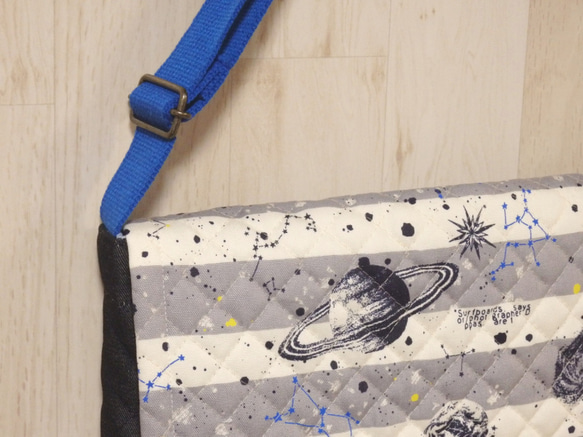 ショルダー型図書袋★惑星ボーダー柄×紺デニムキルト　男の子　宇宙星座図鑑　黒グレー　レッスンバッグ　入園入学 5枚目の画像