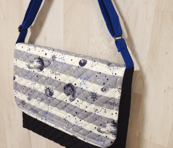 ショルダー型図書袋★惑星ボーダー柄×紺デニムキルト　男の子　宇宙星座図鑑　黒グレー　レッスンバッグ　入園入学 8枚目の画像