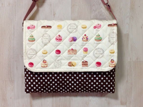 yukipom210⭐︎レッスンバッグ等3点⭐︎マカロン女の子⭐︎ハンドメイド ショルダー型図書袋☆マカロン☆スイーツ柄×ブラウンドット