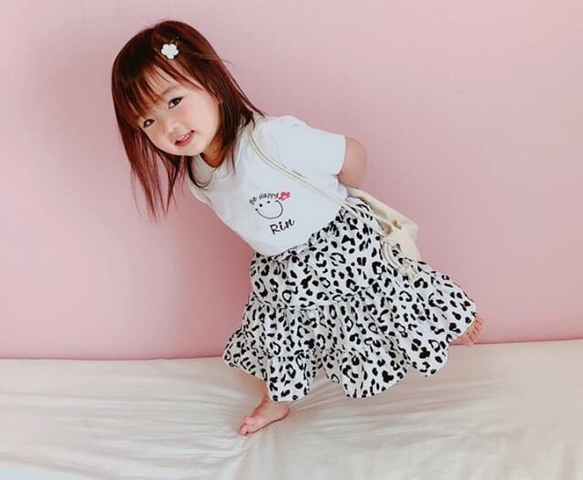 【送料無料】 BeHappy にこちゃん 名前入れ Tシャツ　人気プレゼント　家族フォト　名入れ　プチプラ 2枚目の画像