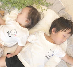 【送料無料】 BeHappy にこちゃん 名前入れ Tシャツ　人気プレゼント　家族フォト　名入れ　プチプラ 3枚目の画像