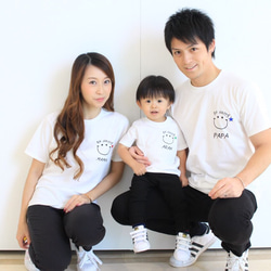 【送料無料】 BeHappy にこちゃん 名前入れ Tシャツ　人気プレゼント　家族フォト　名入れ　プチプラ 4枚目の画像