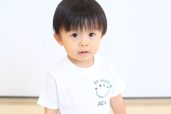 【送料無料】 BeHappy にこちゃん 名前入れ Tシャツ　人気プレゼント　家族フォト　名入れ　プチプラ 5枚目の画像