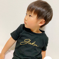 【送料無料】 Stylish. 名前入れ Tシャツ (ブラック×ゴールド) 名前入りオーダーTシャツ 1枚目の画像