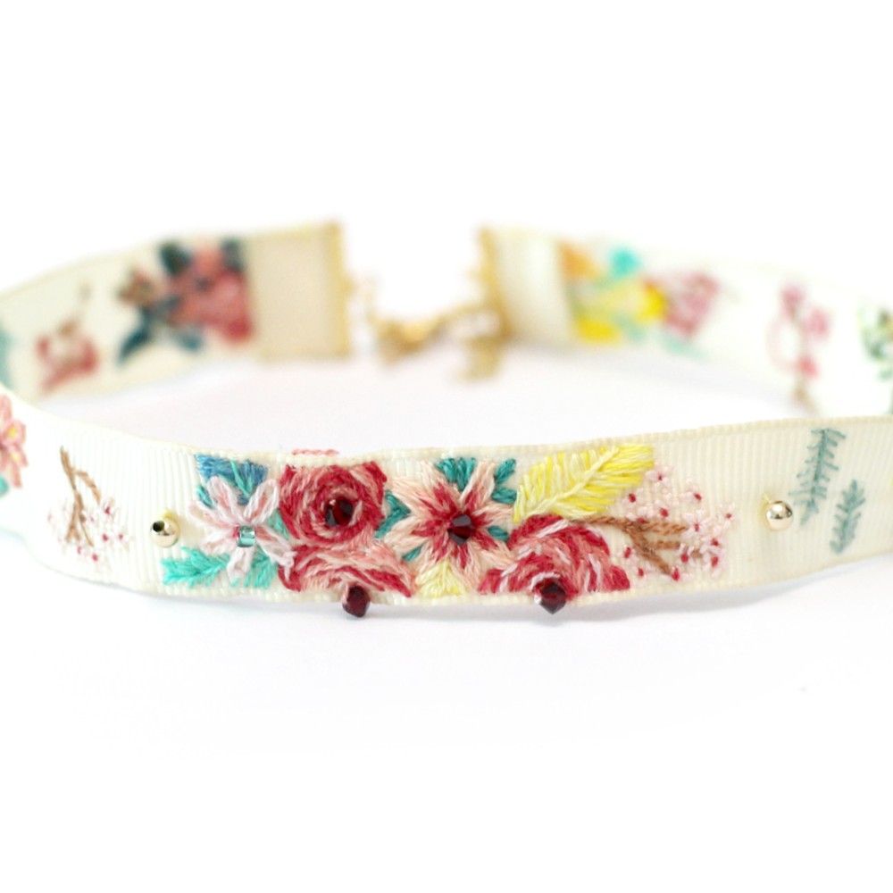 チョーカーパーソナライズされた手刺繍の花のネックレス - パミカリーハンドメイドジュエリー