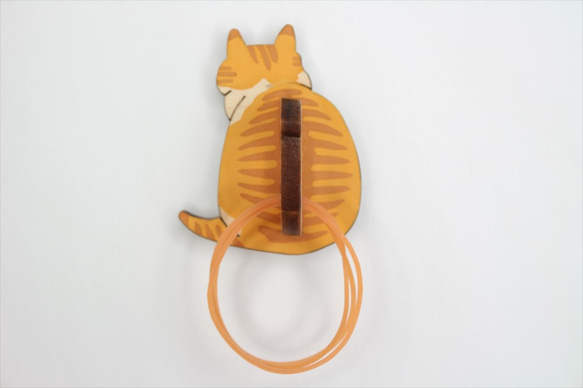 トラ柄猫の輪ゴムホルダー　マグネット 1枚目の画像