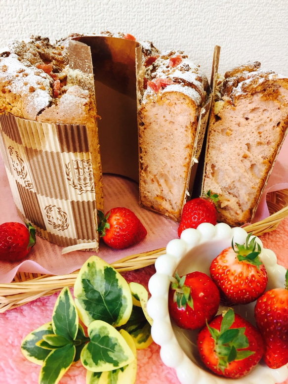 たっぷりいちごのクランブルシフォンケーキ 1枚目の画像