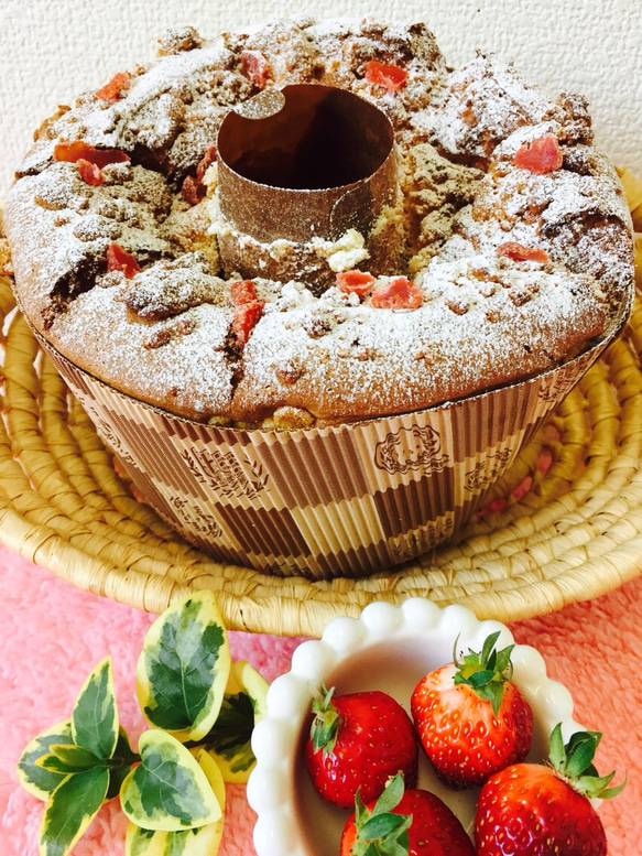 たっぷりいちごのクランブルシフォンケーキ 2枚目の画像