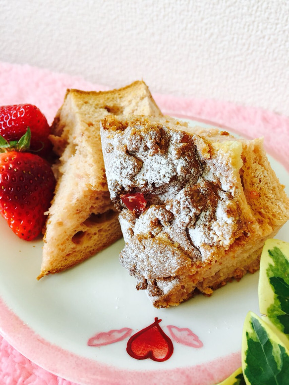 たっぷりいちごのクランブルシフォンケーキ 3枚目の画像