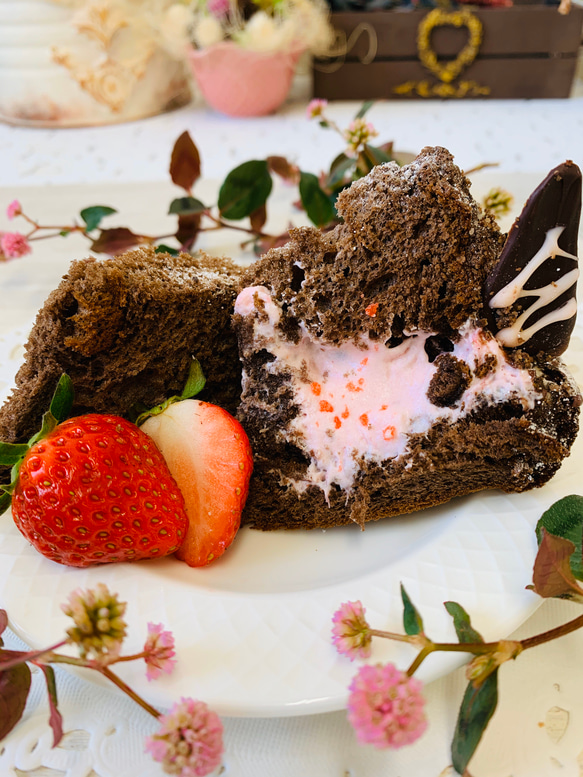 苺と濃厚チョコレートのシフォンケーキ 3枚目の画像