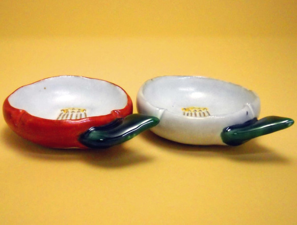 豆皿　赤椿白椿セット(箸置きタイプ） 2枚目の画像