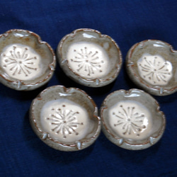 オーダー豆皿（粉引梅） 4枚目の画像