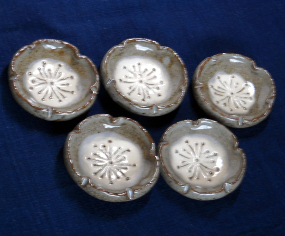 オーダー豆皿（粉引梅） 4枚目の画像