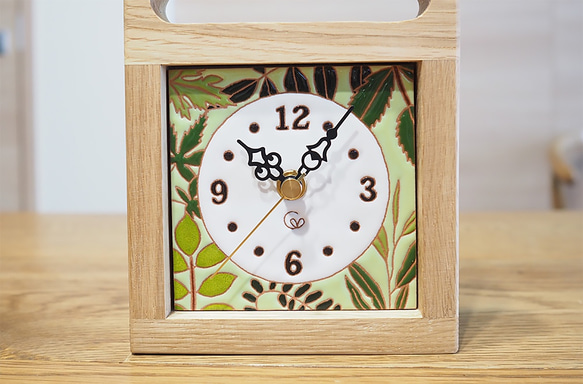スペインタイルと無垢材の木枠の置き時計（リーフ） 4枚目の画像