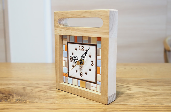 スペインタイルと無垢材の木枠の置き時計（ブロック） 2枚目の画像
