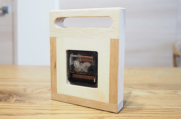 スペインタイルと無垢材の木枠の置き時計（ブロック） 3枚目の画像