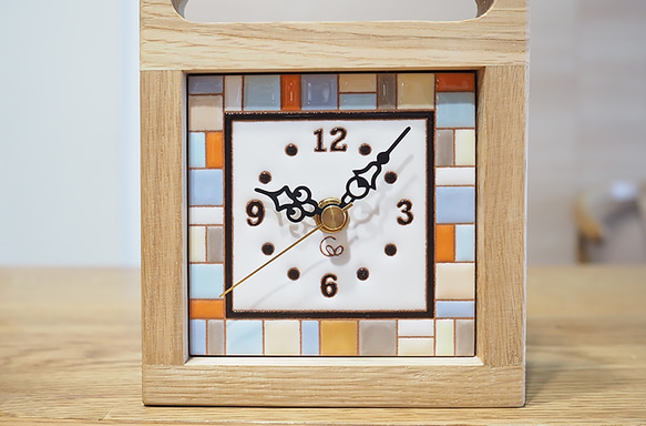 スペインタイルと無垢材の木枠の置き時計（ブロック） 4枚目の画像