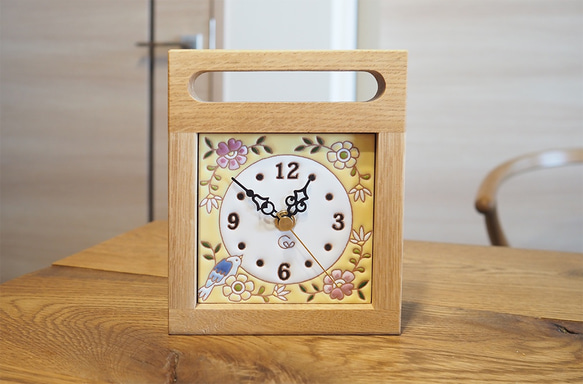 スペインタイルと無垢材の木枠の置き時計（小花と小鳥） 1枚目の画像