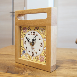 スペインタイルと無垢材の木枠の置き時計（小花と小鳥） 2枚目の画像